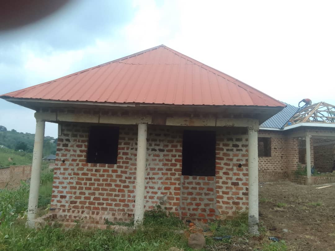 House for sale sitting on 25x60 Buwambo