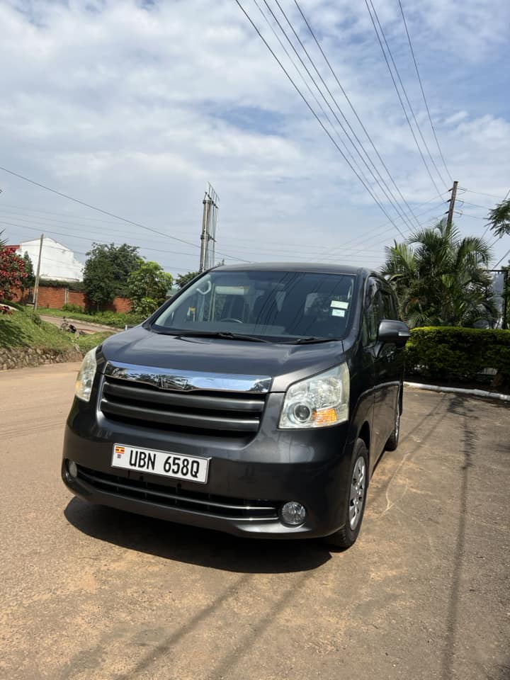 Toyota Noah 4WD UBN 2008 model 