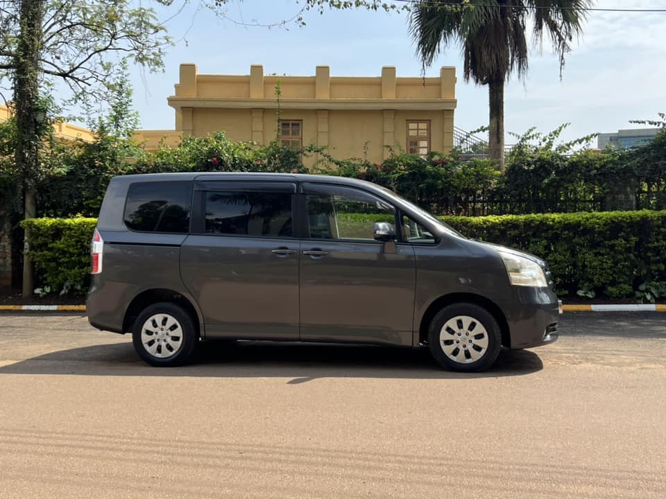 Toyota Noah 4WD UBN 2008 model 