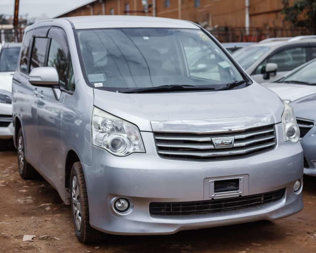 Toyota Noah 2010 model