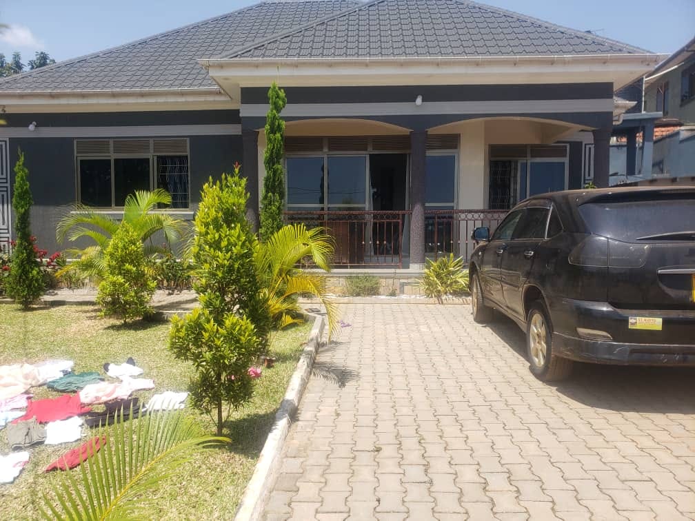 3 bedroom House for sale in Seguku katale Entebbe Road