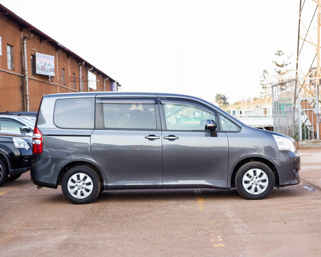 TOYOTA NOAH 2011MODEL