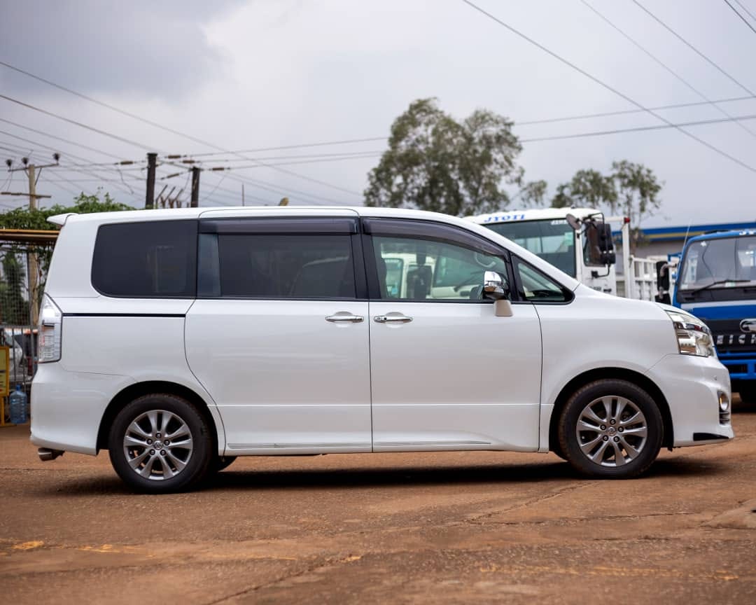 TOYOTA NOAH VOXY 2013MODEL