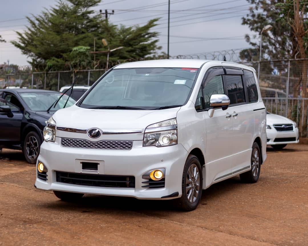 TOYOTA NOAH VOXY 2013MODEL