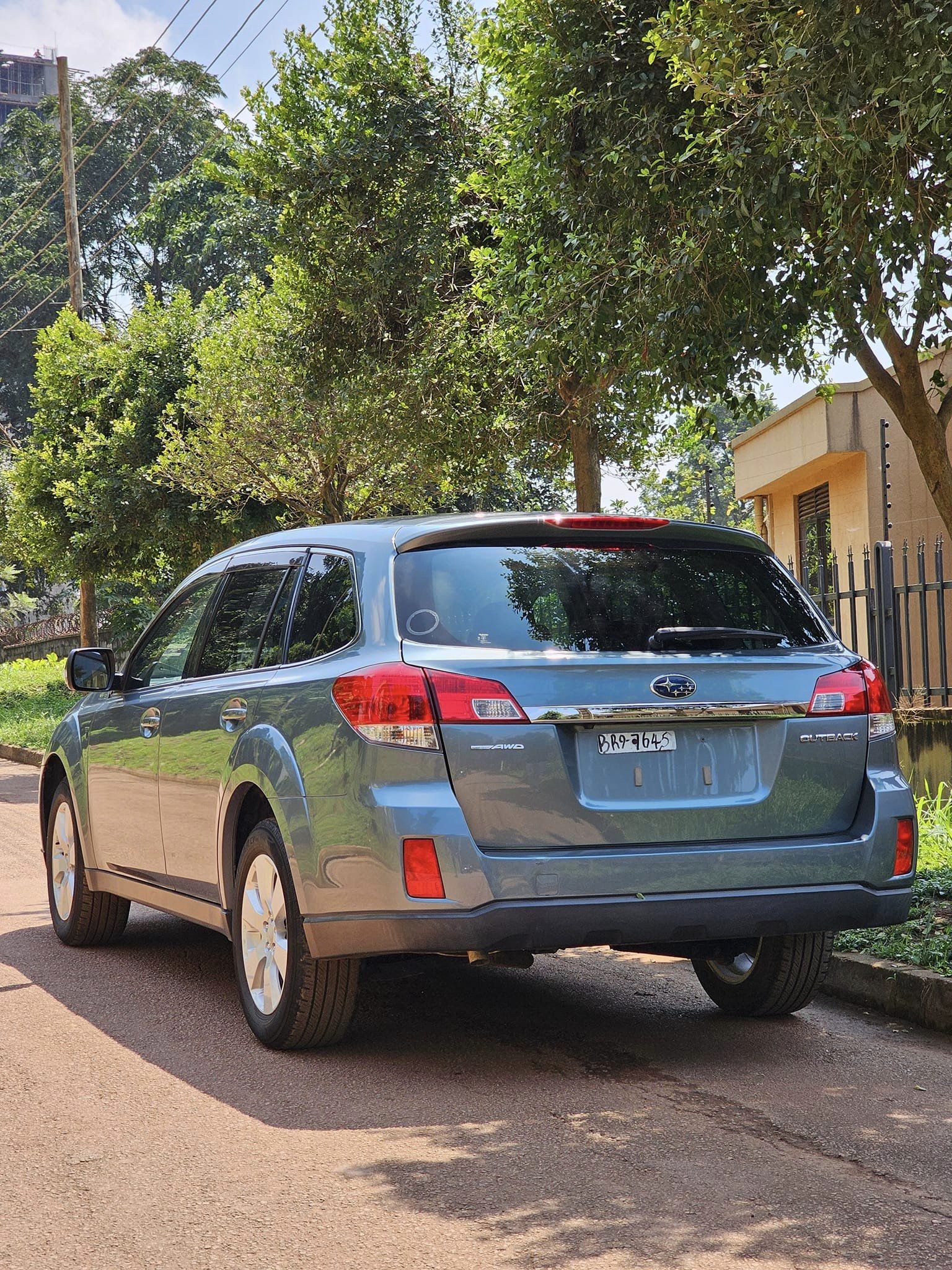 SUBARU OUTBACK 2010 MODLE