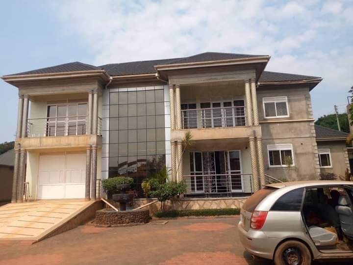 House for sale in Kajansi Bweya