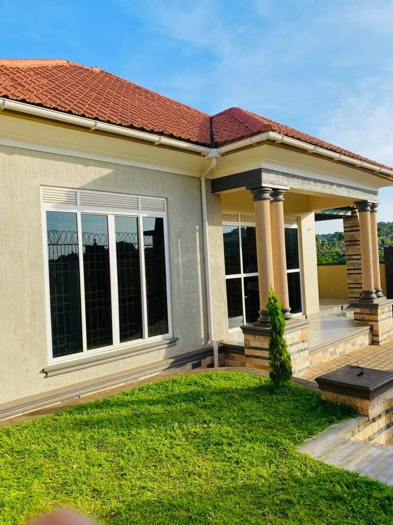 4 bedroom House for sale in kitende Entebbe road