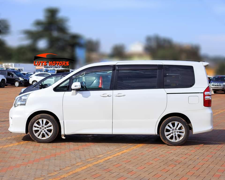 Toyota Noah 2010 model