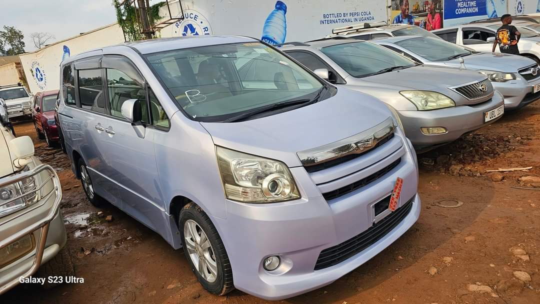 Toyota Noah 2009 model