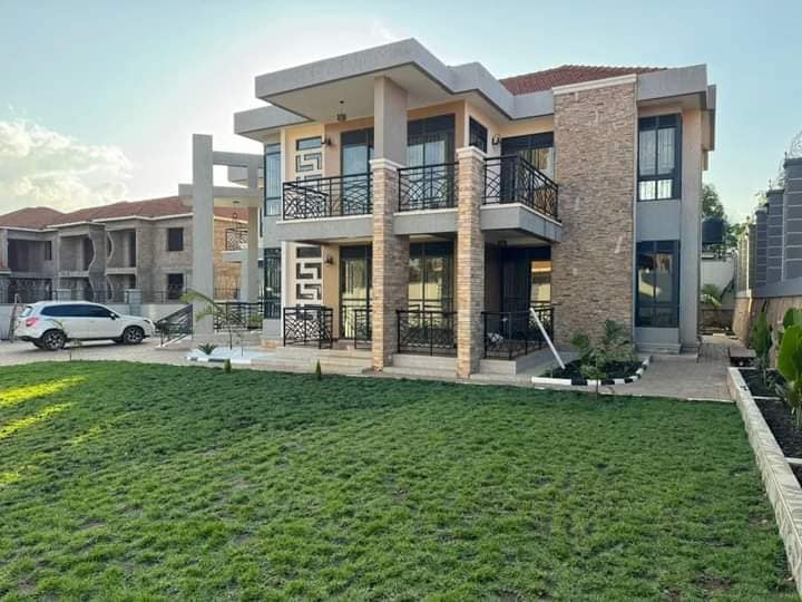 7 bedrooms House for sale at kira