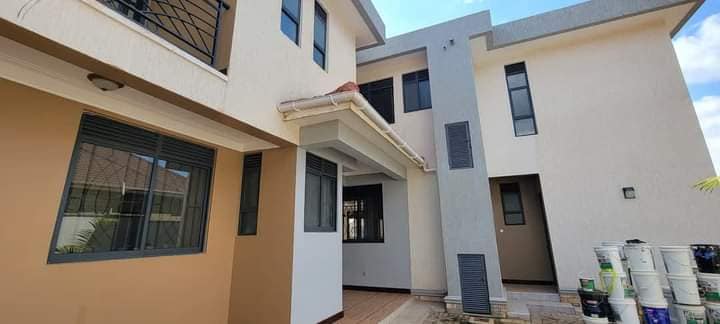 7 bedrooms House for sale at kira