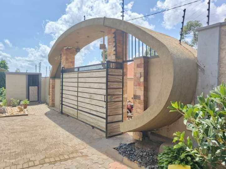 7 bedrooms House for sale at Kyanja komamboga