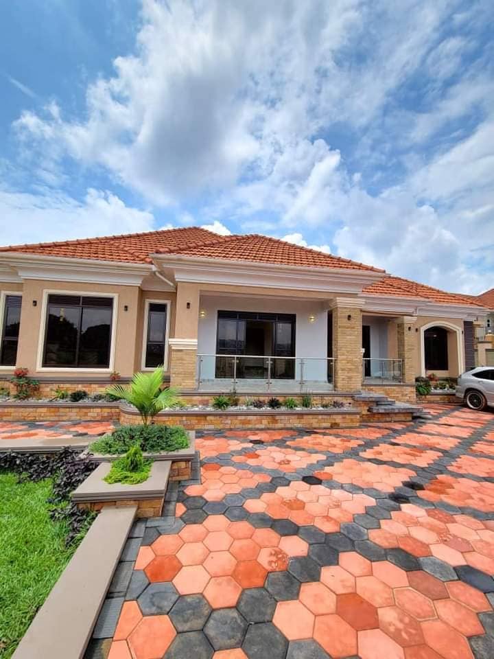 House for sale at Kitende Entebbe Road