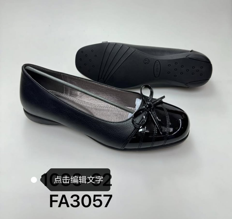 Durable shiny black pumps