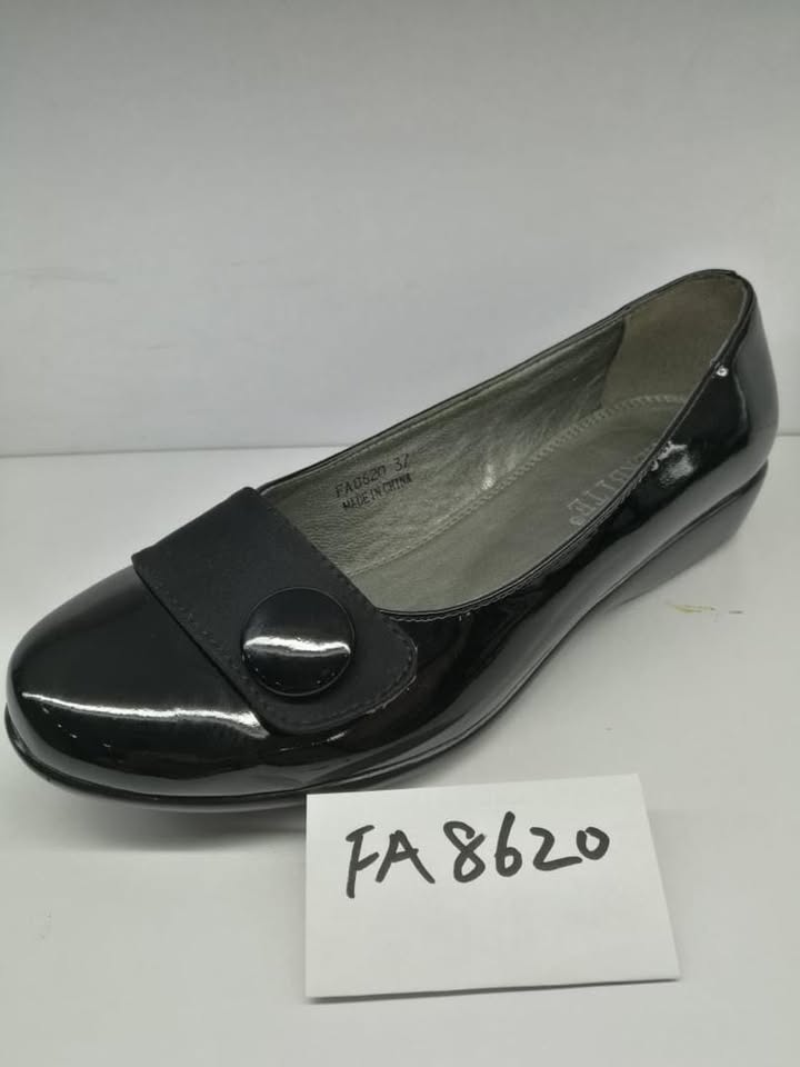 Durable shiny black pumps