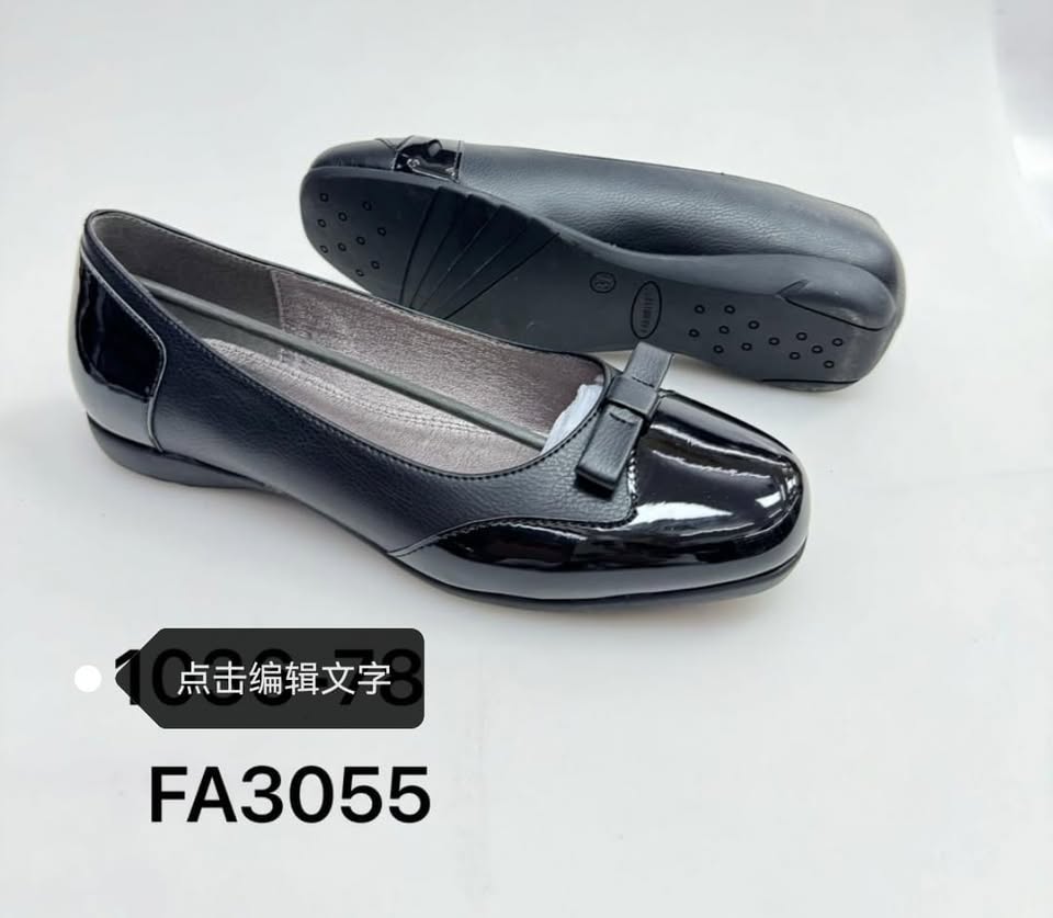 Durable shiny black pumps