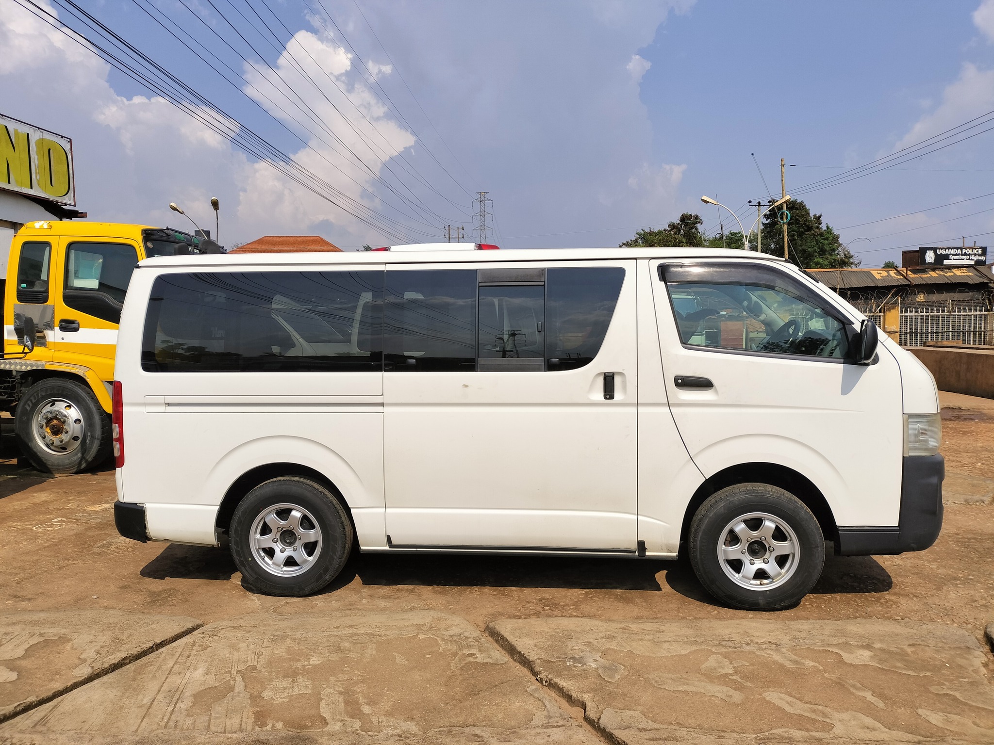 TOYOTA HiAce Van 2009