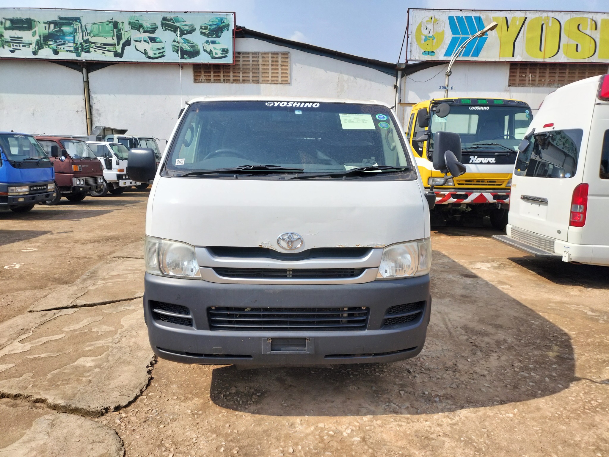 TOYOTA HiAce Van 2009