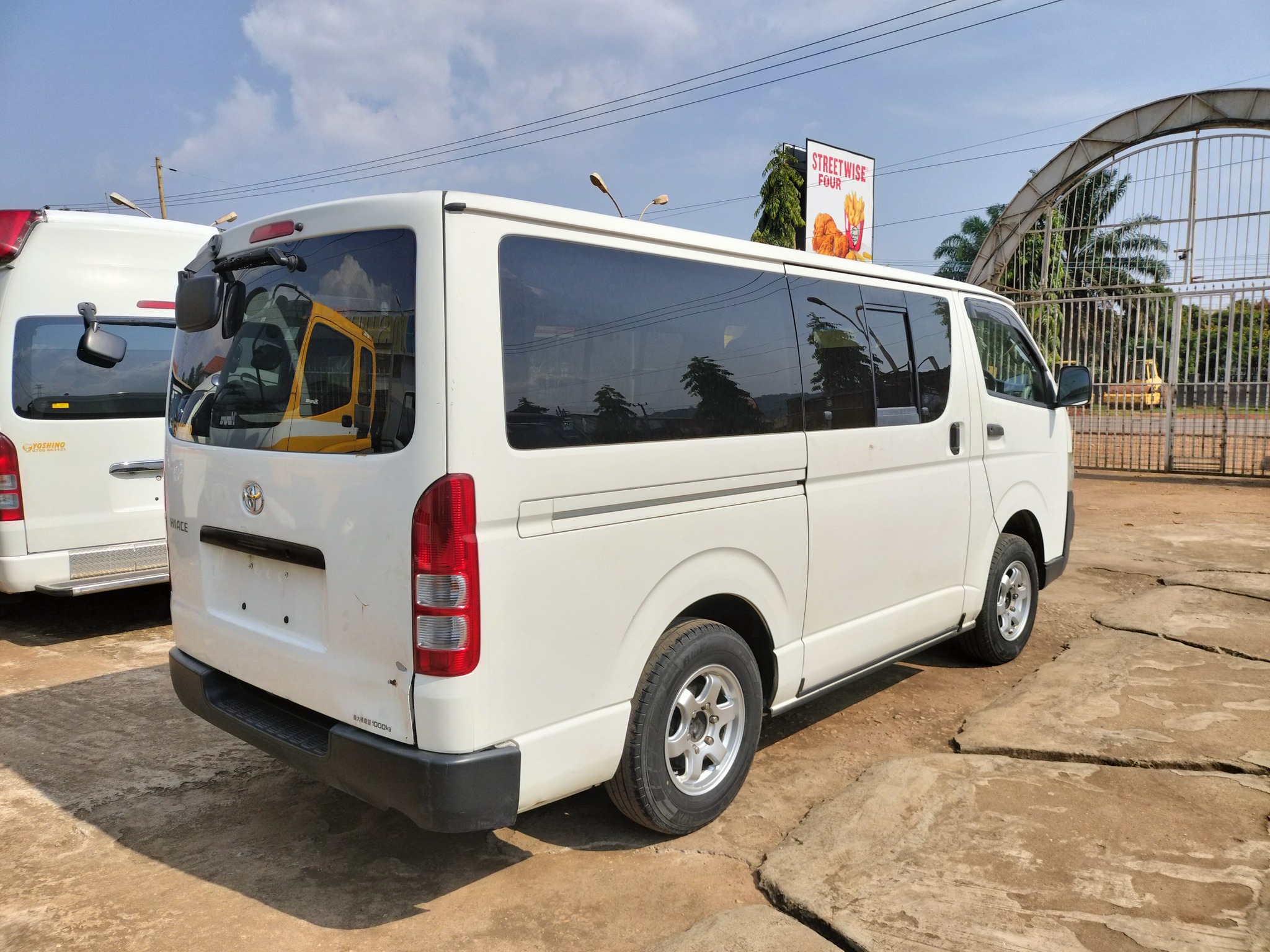 TOYOTA HiAce Van 2009