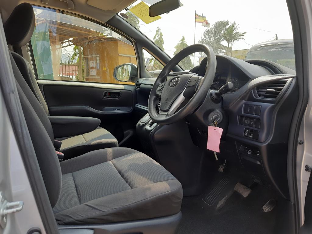 TOYOTA Noah 2015