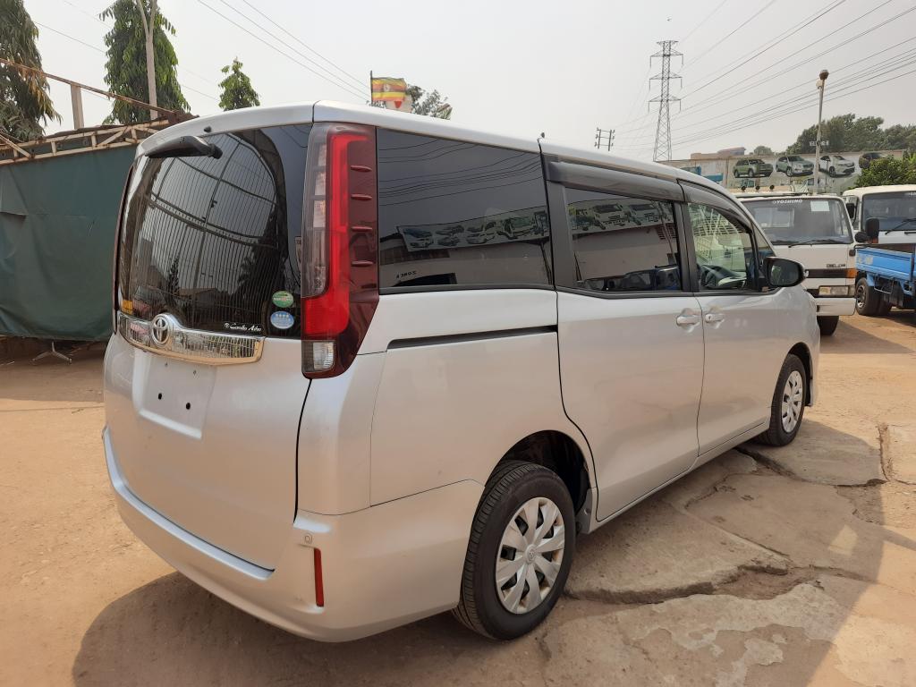 TOYOTA Noah 2015