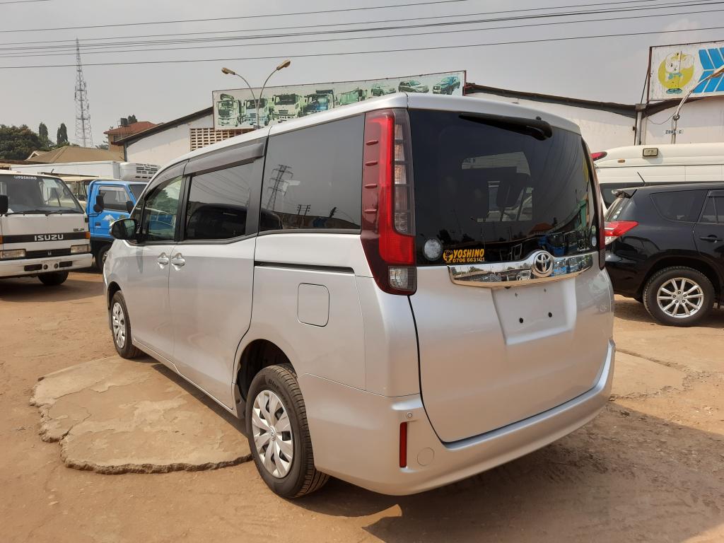 TOYOTA Noah 2015