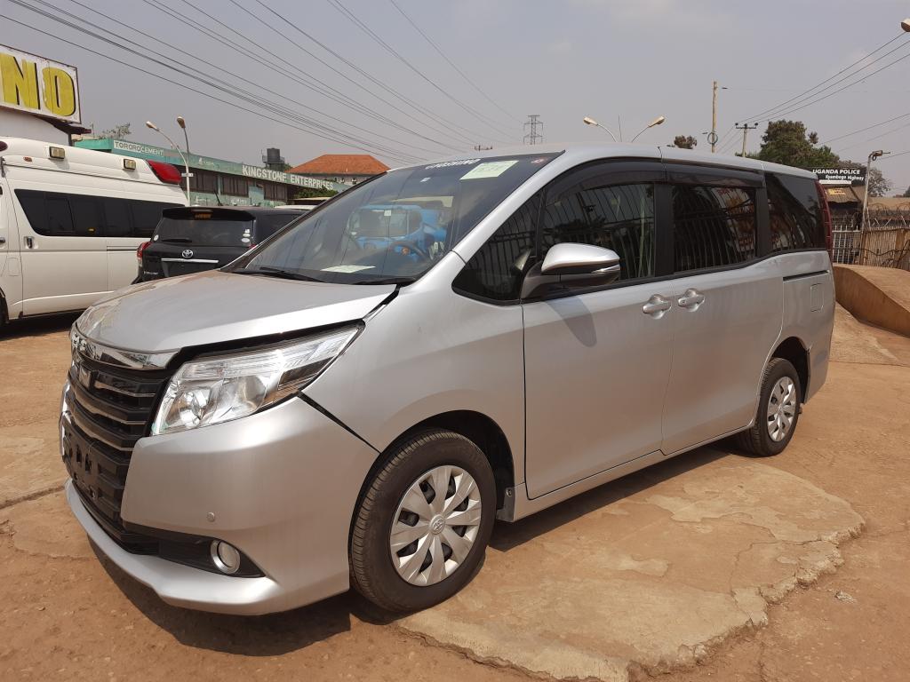 TOYOTA Noah 2015