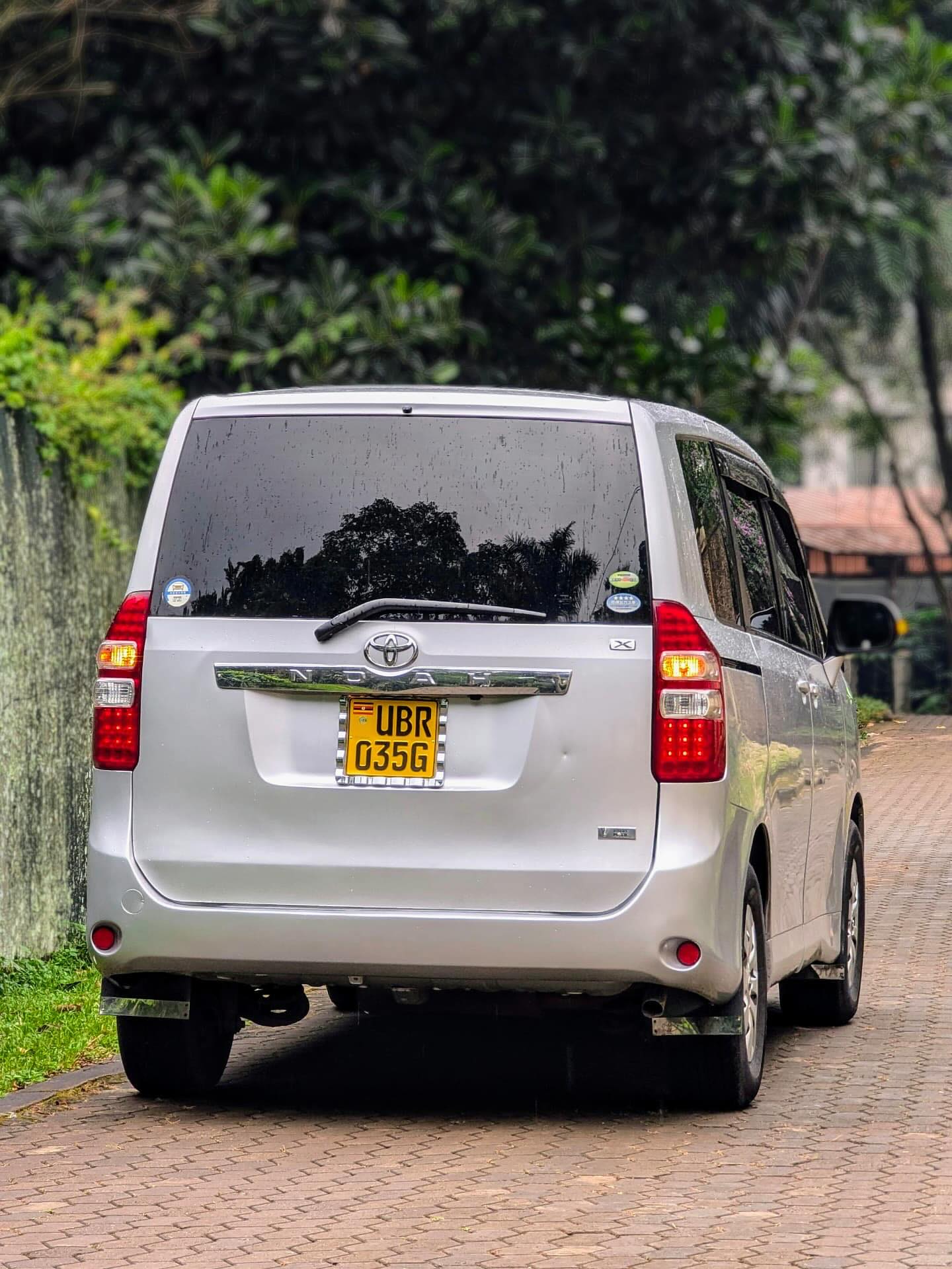 Toyota Noah model 2010