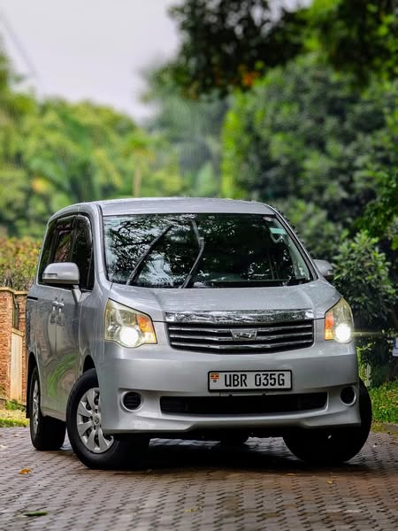 Toyota Noah model 2010