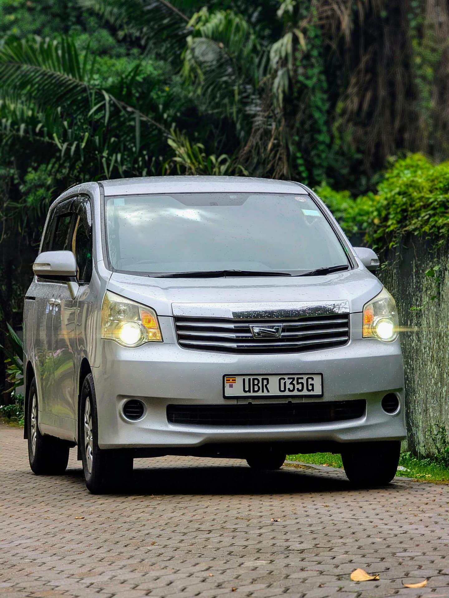 Toyota Noah model 2010