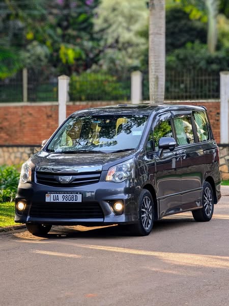 Toyota Noah model 2012