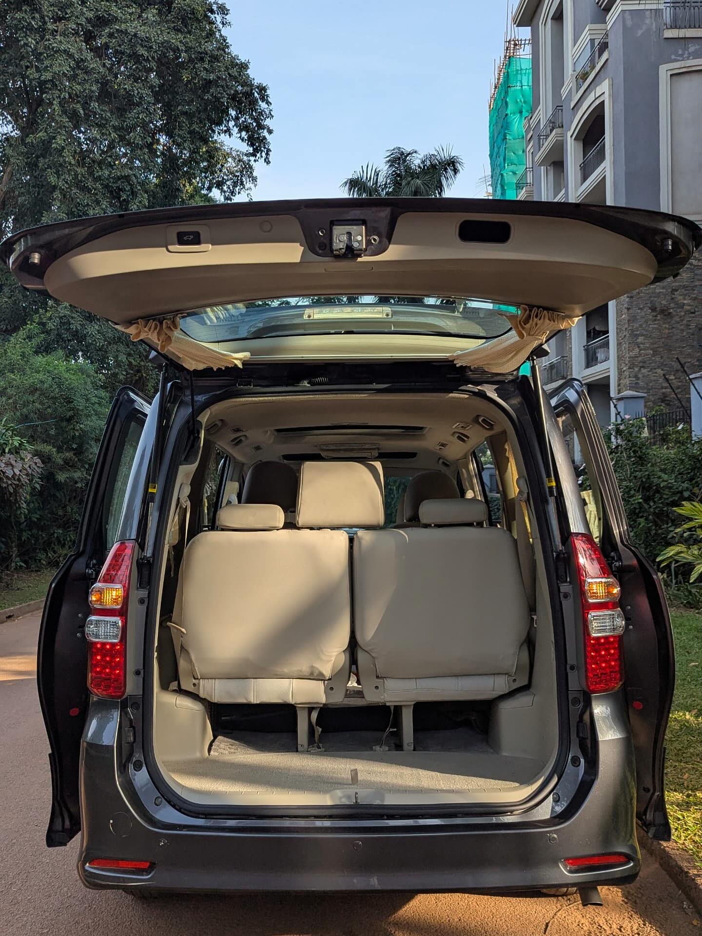 Toyota Noah model 2012
