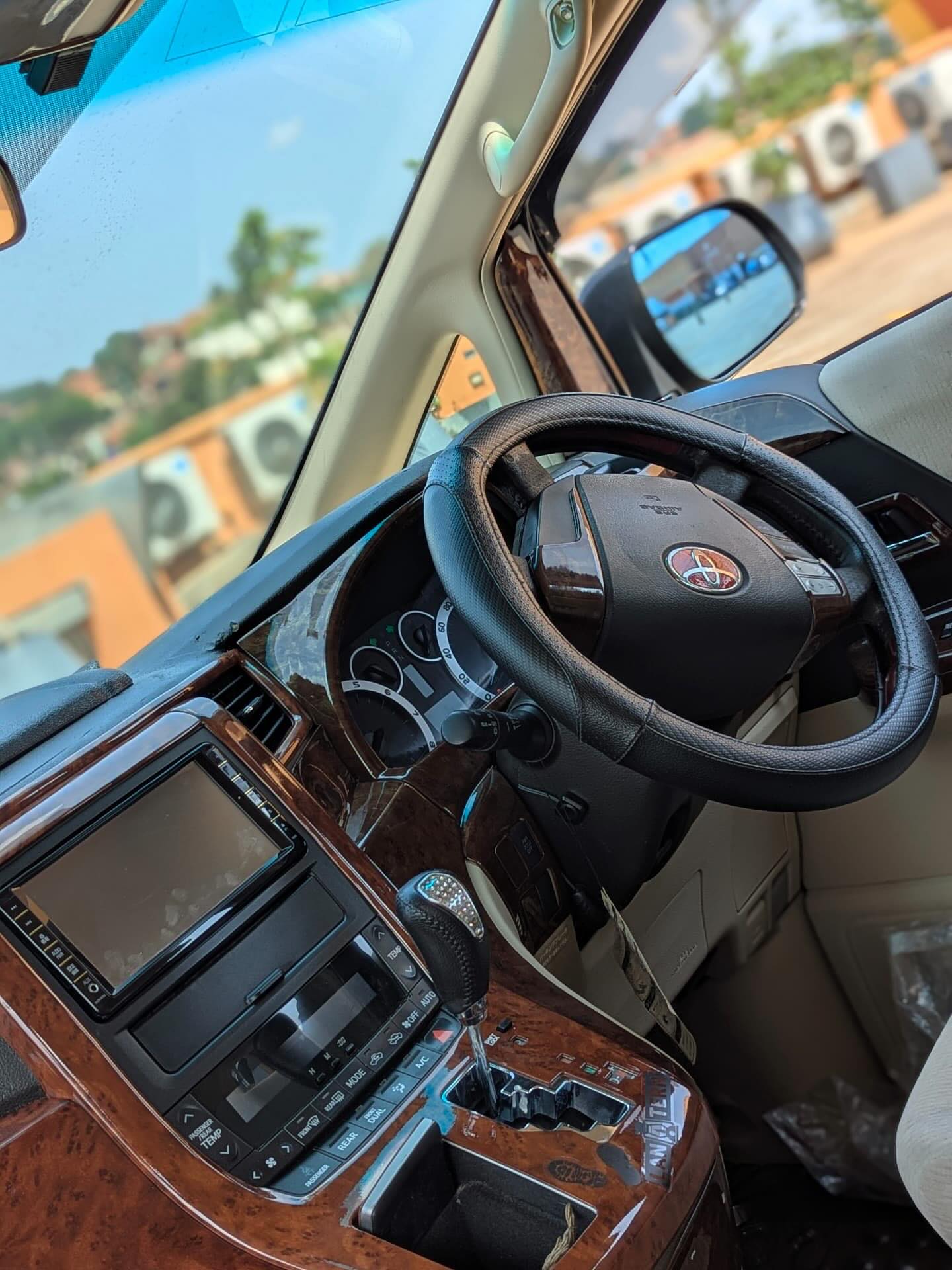 Toyota Alphard model 2010